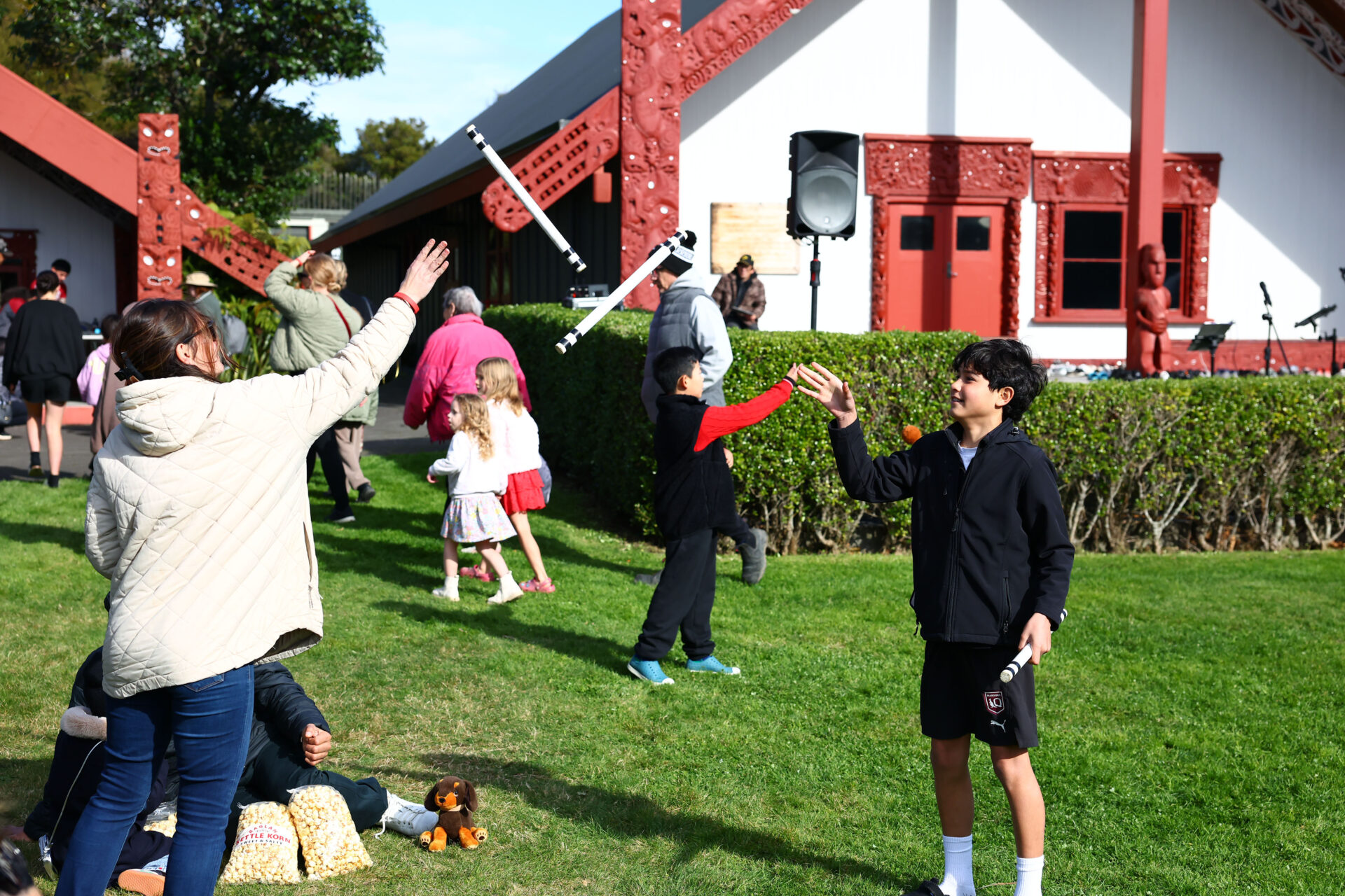 Manuhiri enjoying the Taonga Market at Te Puia